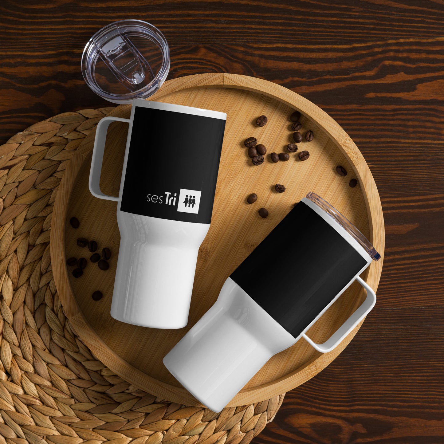 Travel mug with a handle